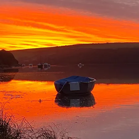 Riverside Barn * New Quay